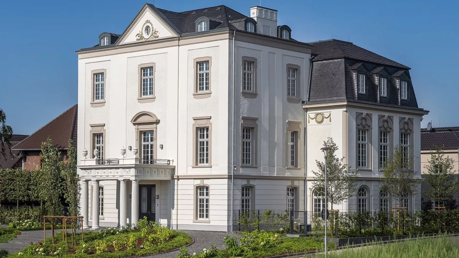 Kaisersruh: weiße Villa mit Säulenportal, Mansarddach und Gartenanlage