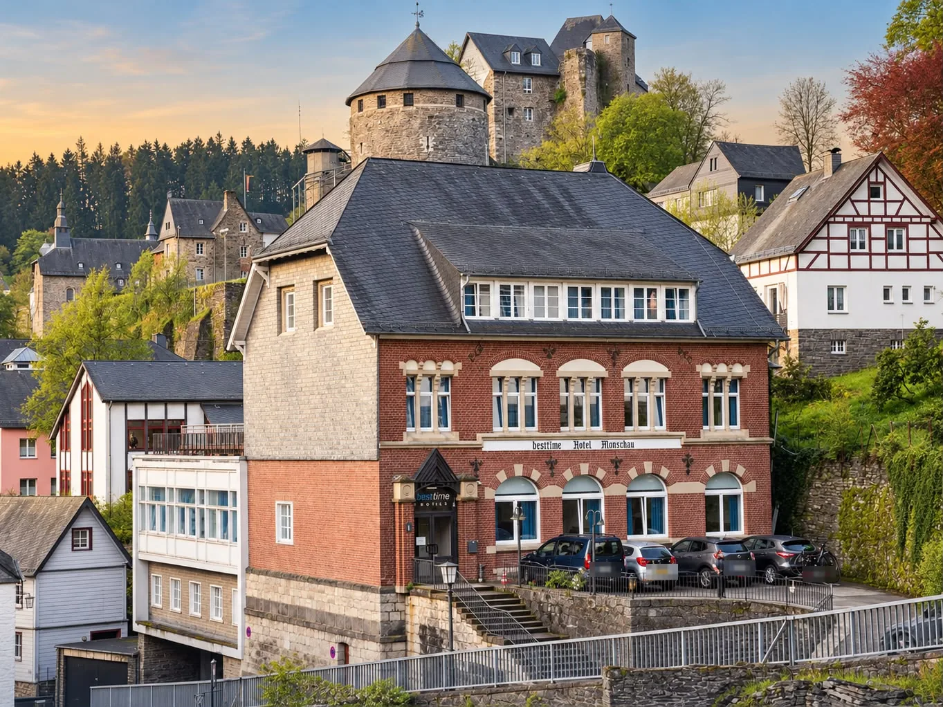 besttime Hotel in Monschau: denkmalgeschütztes Backsteingebäude unterhalb der Burg