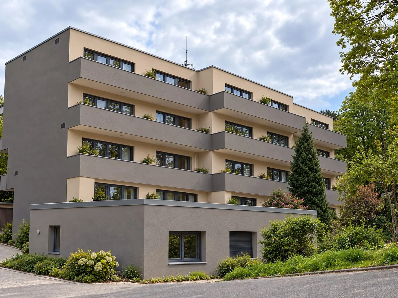 Kammerhof in Mönchengladbach nach der Sanierung: Wohngebäude mit umlaufenden Balkonbändern im Grünen