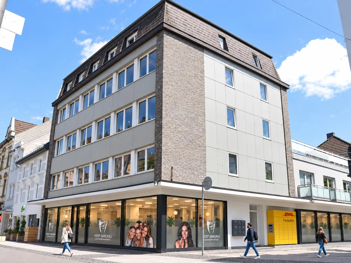 Wohn- und Geschäftshaus an der Neustraße in Eschweiler: sanierte Fassade mit Praxis im Erdgeschoss